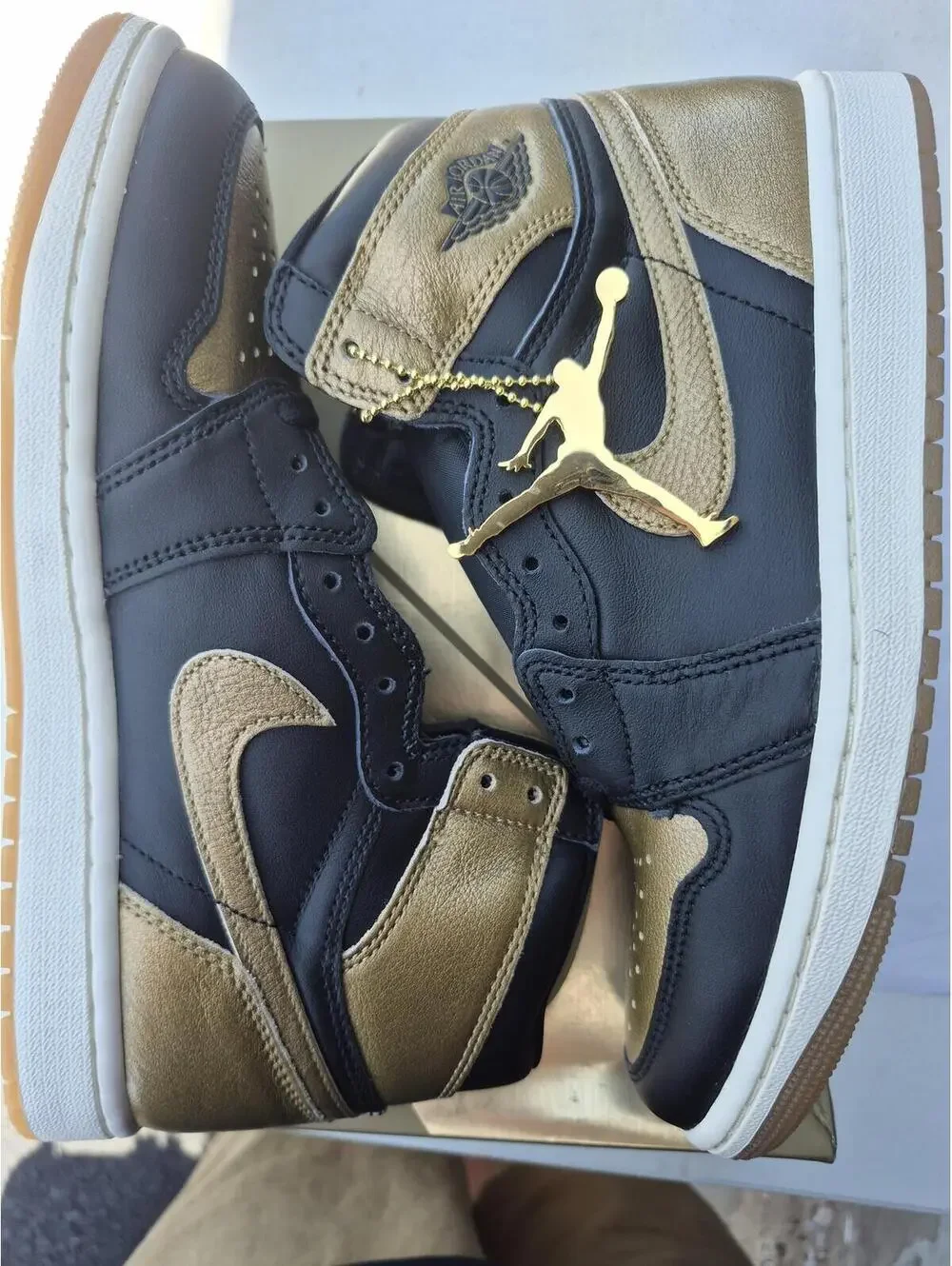 Air Jordan 1 Retro High OG Black and Metallic Gold Sz 8 Mens